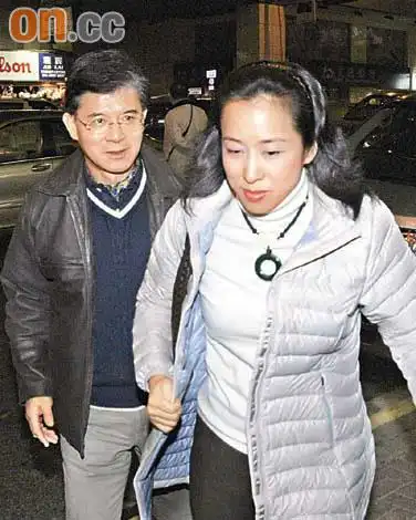 朱玲玲罗康瑞"黑白配"吃晚饭 避答记者问题