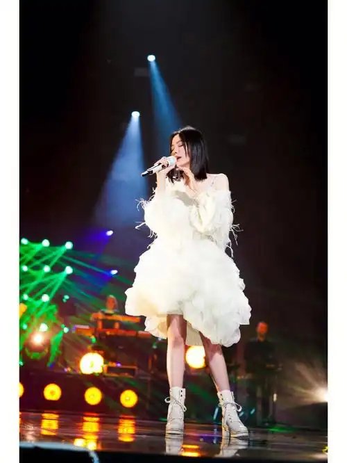 翻到张靓颖之前演唱会的一组照片真的好美,仙气飘飘身穿banxiaoxue的