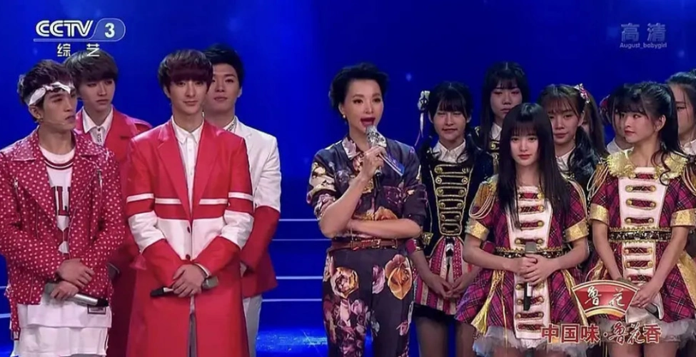 蔡徐坤鞠婧祎早期同框照曝光颜值都很青涩但蔡徐坤在看哪呢