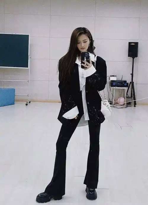 在我认识的女明星里,徐璐身材算是那种超瘦的类型了,身高1米66体重却