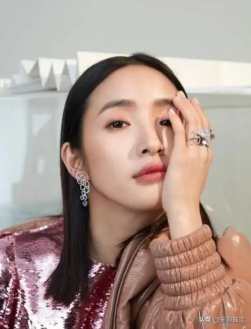 活泼少女林依晨颜值高首饰服装搭配也好看造型多变真可爱