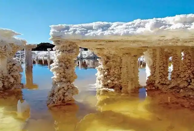 因为气候炎热干燥,湖水的蒸发量远远高于降水量,湖内便形成了高浓度的