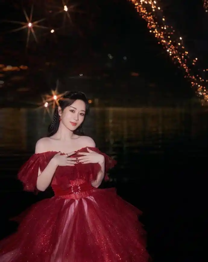 杨紫跨年晚会高清美照曝光一身红裙美出新高度