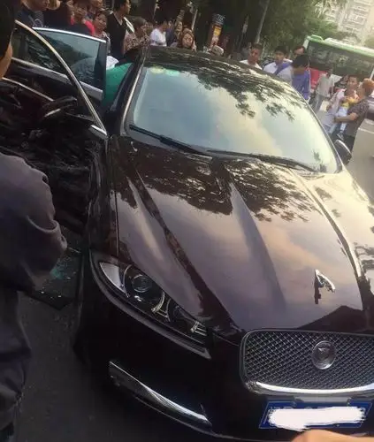 厦门一豪车挡路被路虎司机撞开孽豹