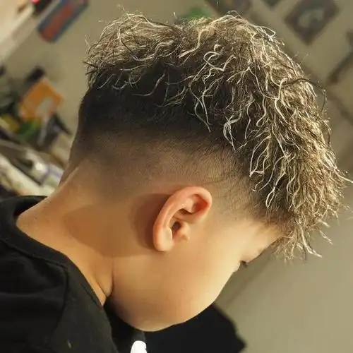 小男孩烫卷发型