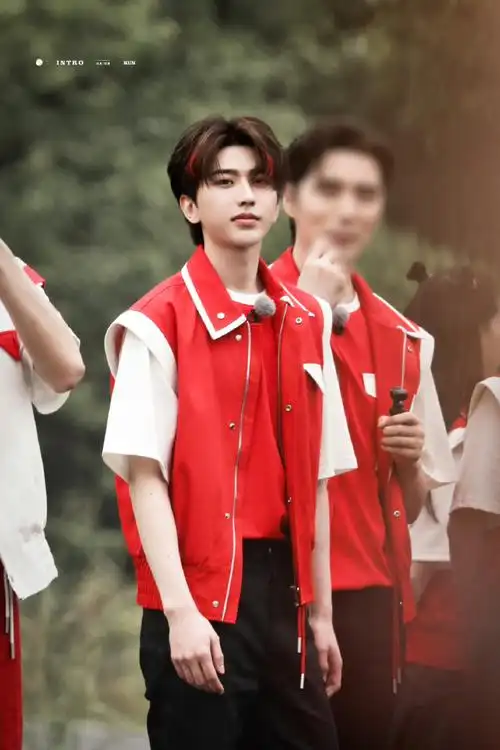 蔡徐坤新闻210512蔡徐坤今日奔跑吧路透来袭挑染红发红色马甲是西红柿