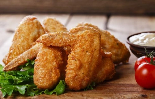 炸鸡翅8,盖上盖子放入冰箱冷藏1-2小时后即可开吃,时间越长风味更佳.