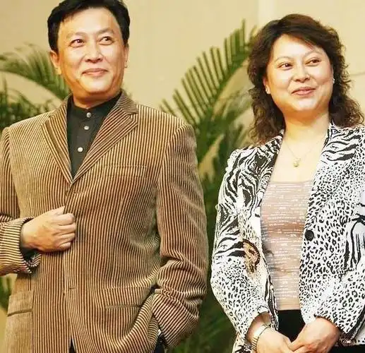 原创唐国强和老婆出游混血妻子虽身材发福严重却依旧美得典雅端庄