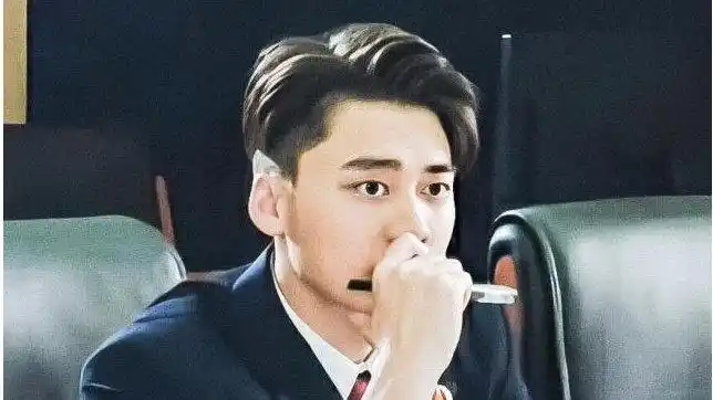 李易峰化身"检察官",穿一身正装制服,正义凛然!