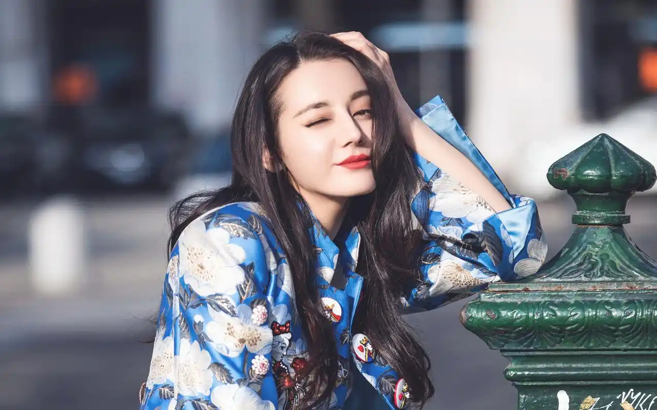 迪丽热巴街拍写真图片桌面壁纸