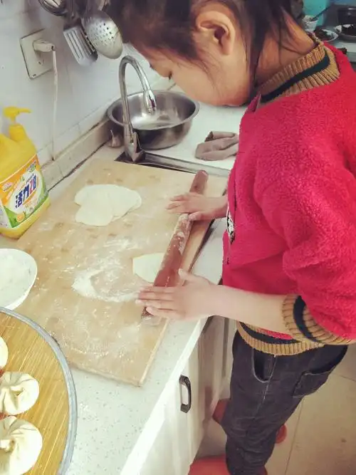 三年级苏子涵……包饺子
