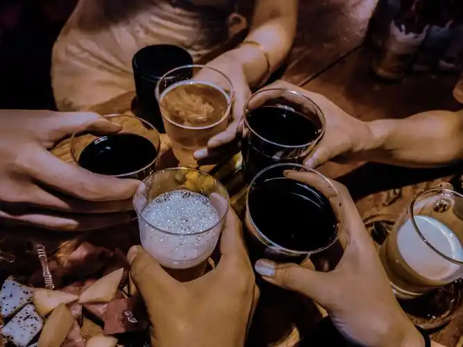 喝酒要"碰杯干杯"是何时兴起的?