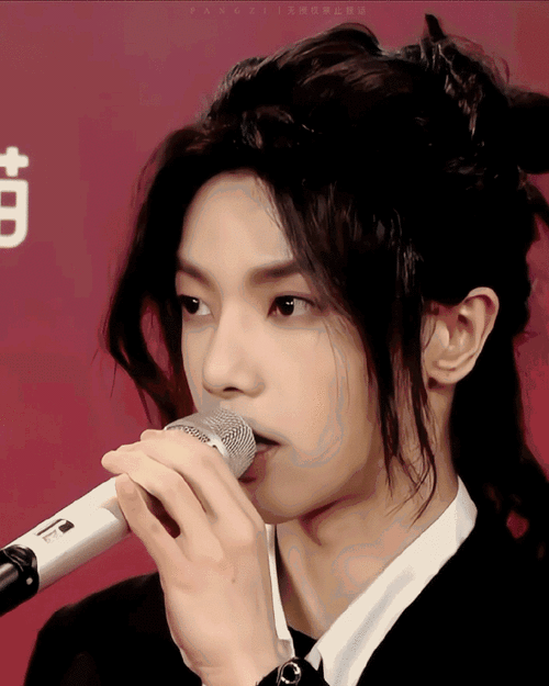 再拍两张##华晨宇加盟双11惊喜夜##华晨宇一个月才回吴彤微信