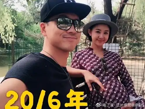 李小萌儿子从小胖嘟嘟的,白白胖胖的特别可爱,小时候并没有遗传父母的