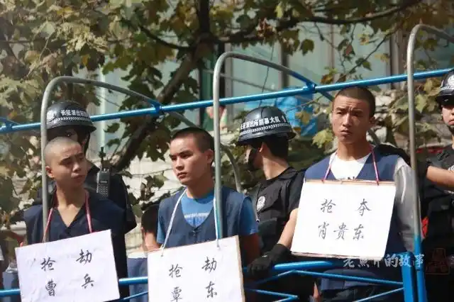 遵义街头公捕疑犯