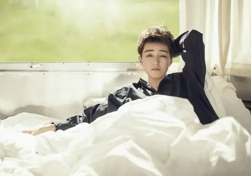 王俊凯《时尚芭莎》珍藏版双海报!