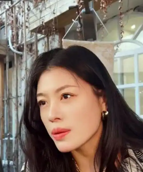 汪峰就摆脱了这段失败的婚姻,他在2004年结识了自己的第二任妻子