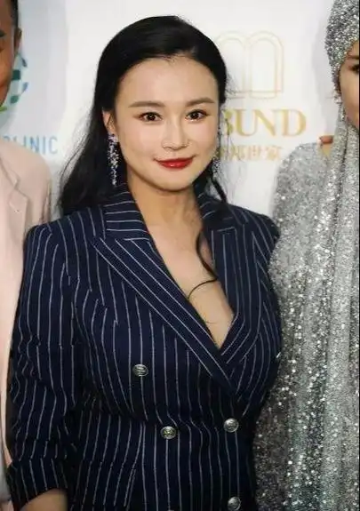 冉莹颖堪称"大号水蜜桃"!穿条纹西服裙亮相,颜值身材不输明星