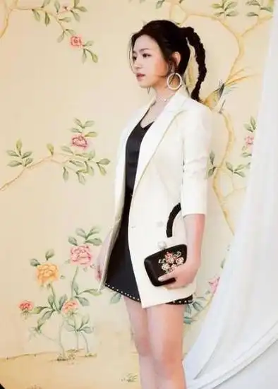 陈妍希罕见与老公陈晓亮相穿吊带裙像女王小4岁的他像小跟班