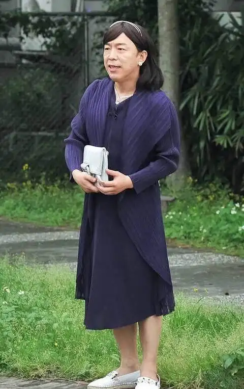 见过女装的影帝黄渤吗?青岛贵妇般的端庄,网友:辣眼睛!