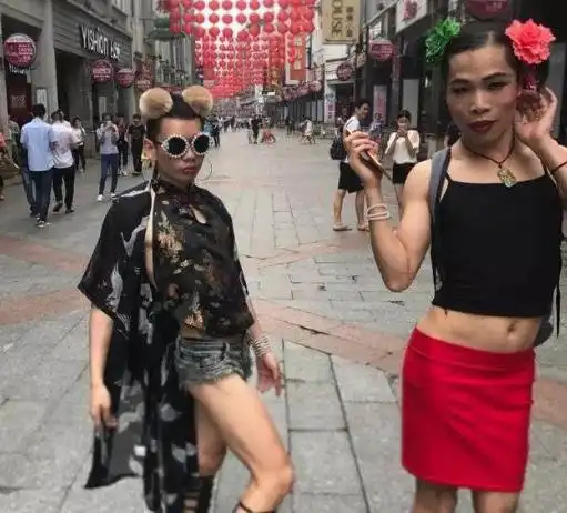 网红为了博眼球什么都敢做,恶搞路人和男扮女装,一个比一个傻