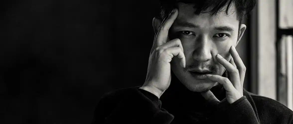 羿坤英伦绅士黑白写真曝光高冷忧郁气质迷人展熟男魅力