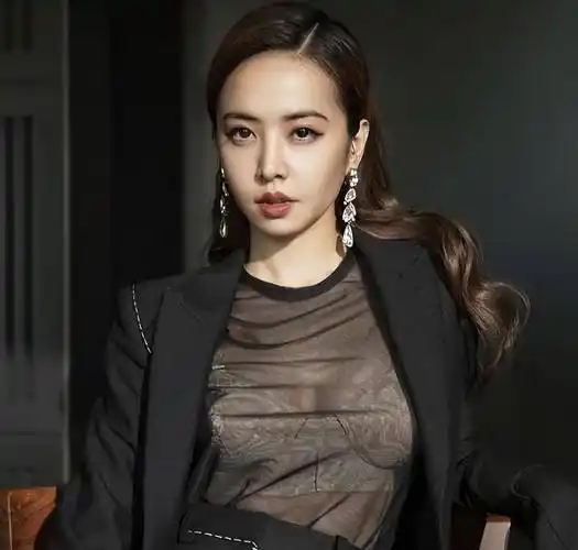 蔡依林穿衣真大胆,黑纱"透视衫"搭白色内衣,凹凸比例太撩人_西装_个性