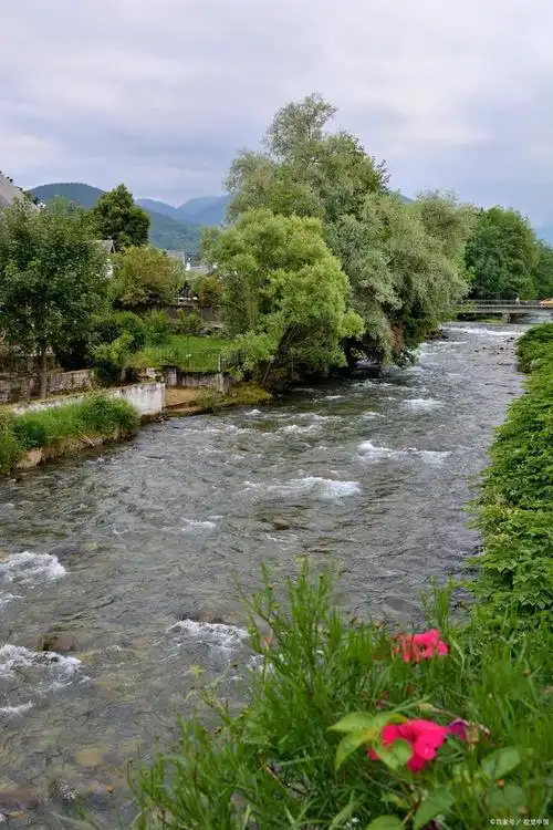 散文《弯弯的小河》