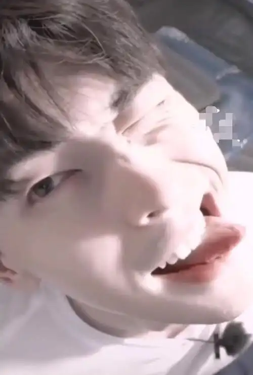 而且也不忘记卖萌,还做了嘟嘟嘴的表情,你怎么能这么可爱呢?