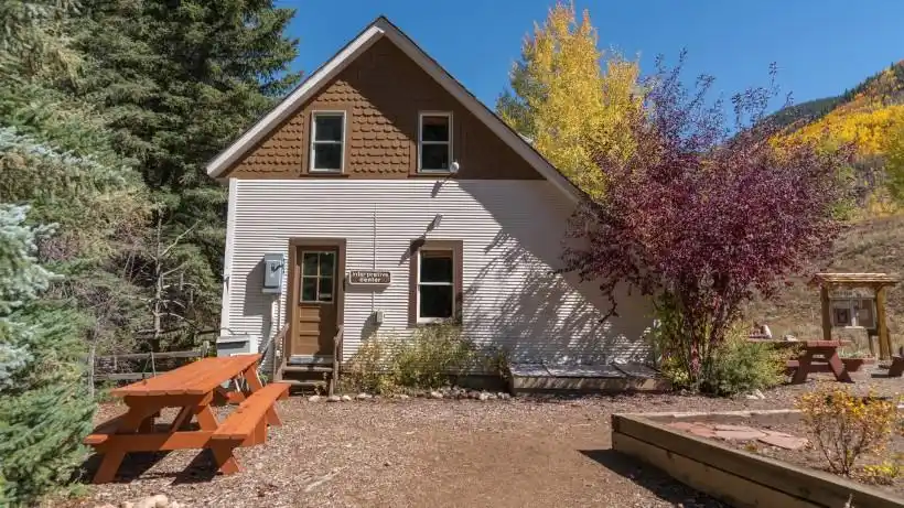 野外乡村小房屋风景桌面壁纸第1张