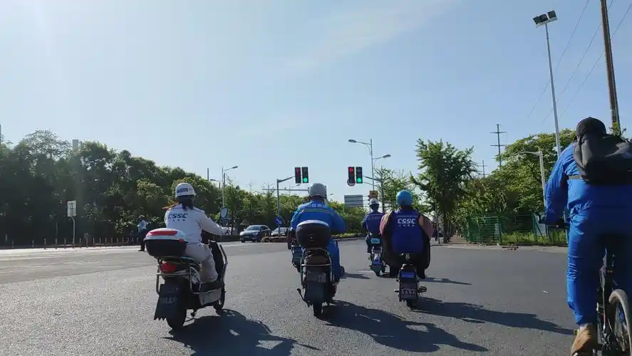 我生活的上海,早高峰,大家争先恐后.因为不赶时间就会迟到