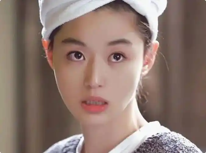 44岁汤唯和42岁全智贤同框:有人颜值昙花一现,有人越老越年轻_网友