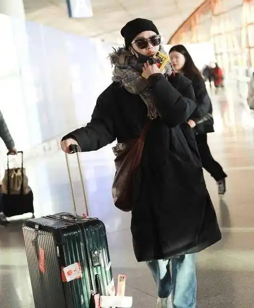 倪妮眉头紧皱走机场,黑色羽绒服配格纹围巾,嘟嘴卖萌太可爱_时尚_气质
