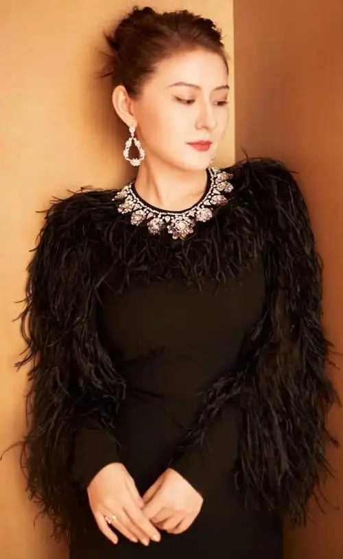 热依扎高清俏丽美照,惊艳迷人!__财经头条