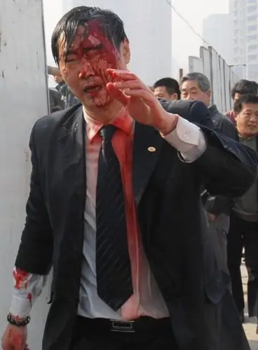 强大真实血腥图片!上海"天佑市政"百人群殴现场武打片连载