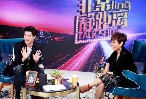 凭借扎实的主持功底和高情商,她的节目做得十分出色.