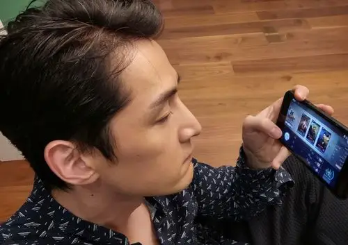 38岁胡歌背头西装造型出席活动,气质超好,网友:面部细纹显沧桑