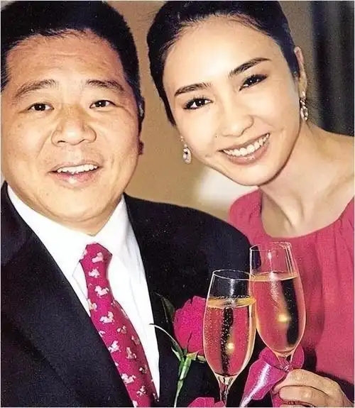 老婆美貌惊艳孩子长相平凡男星基因真强大