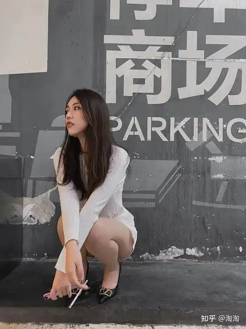 你夏天光脚穿高跟鞋次数多吗这是否成了时尚