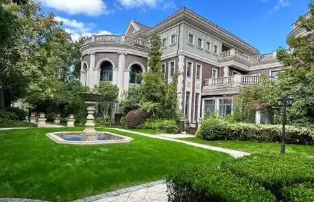 汤臣一品是一层一户,汤臣一品是按照别墅尺度进行规划设计的高档公寓