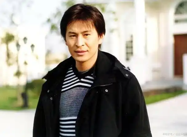 王亚楠是一位中国内地的男演员,曾经凭借《我血我情》获得百花奖最佳