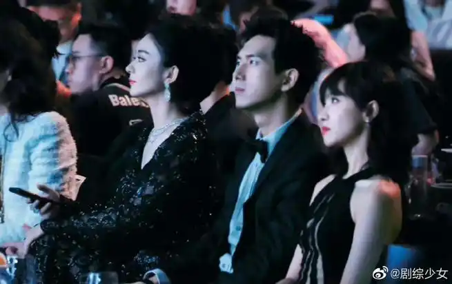 赵丽颖李现宋茜同框侧颜##赵丽颖李现宋茜下颌线好清晰