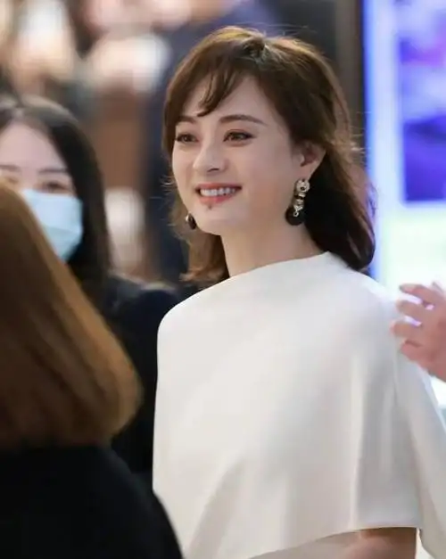 孙俪忽然漂亮起来了眼睛不凸也不发腮了下巴的痣引热议