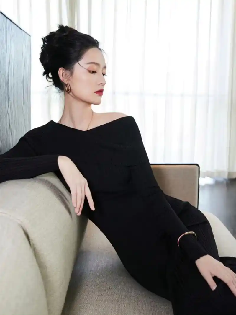 李沁一字肩黑色修身礼服写真,这s形身姿让人着迷!