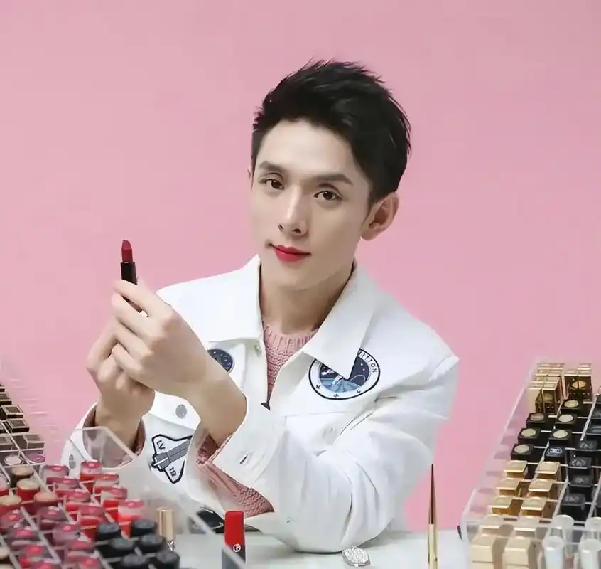 别看李佳琦的身高不算高,网上公开他的身高却有1.78米,少说也有1.