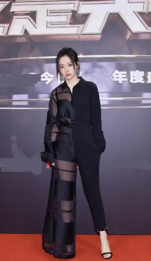 张靓颖这回太出位穿黑色鸳鸯连体裤好像一边去上班一边去夜店