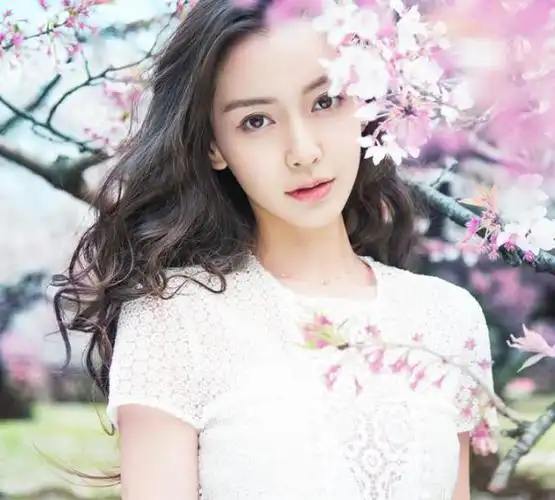 杨颖透娇嫩素雅 樱花同框眉目精致