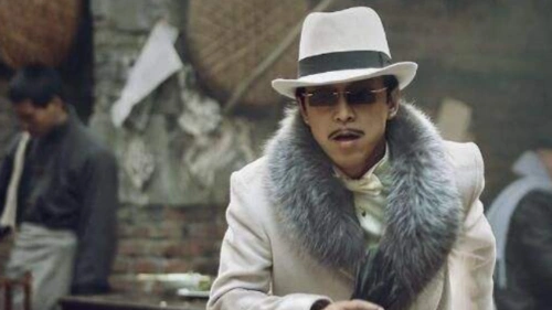 锋刃:特务队长枪指沈西林,当沈西林拿出一张纸,汉奸队长老实了