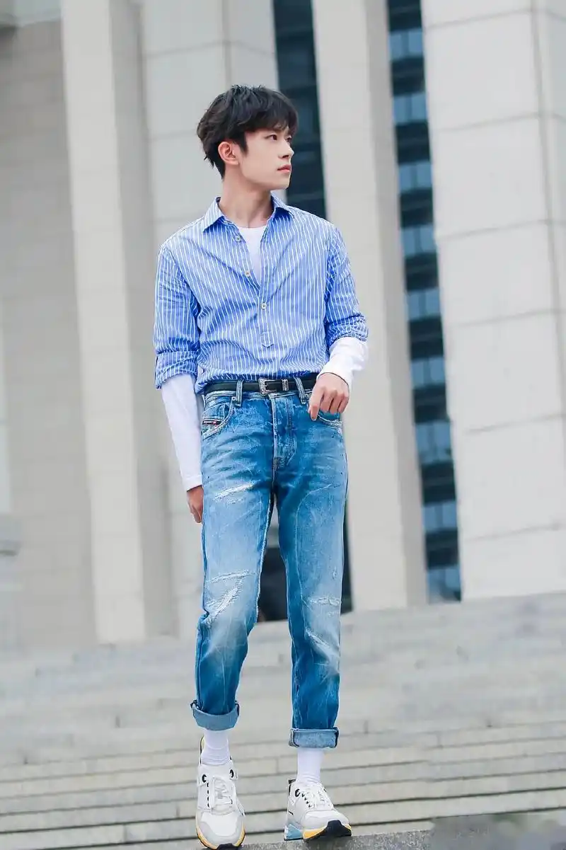 易烊千玺《今天是你的生日》饭拍 蓝色条纹衬衫搭配牛仔裤,简单大方