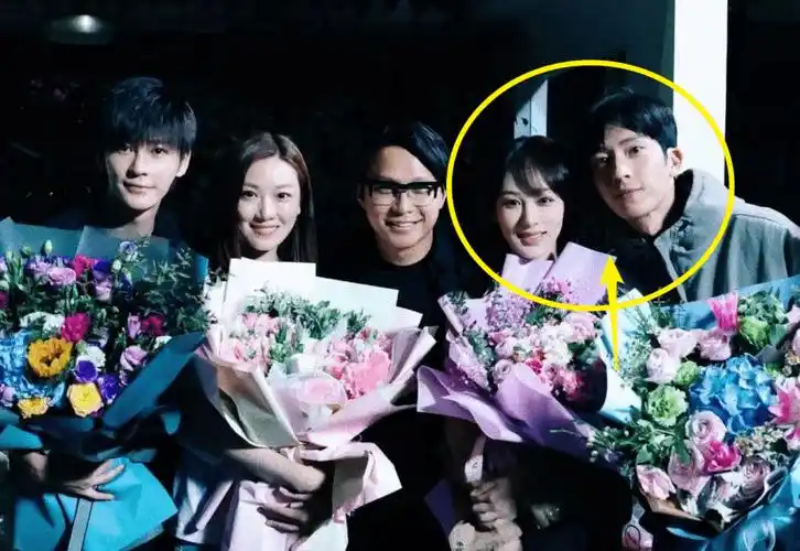 原创杨紫晒新剧杀青合照和井柏然的站位成亮点私下感情如何很显然